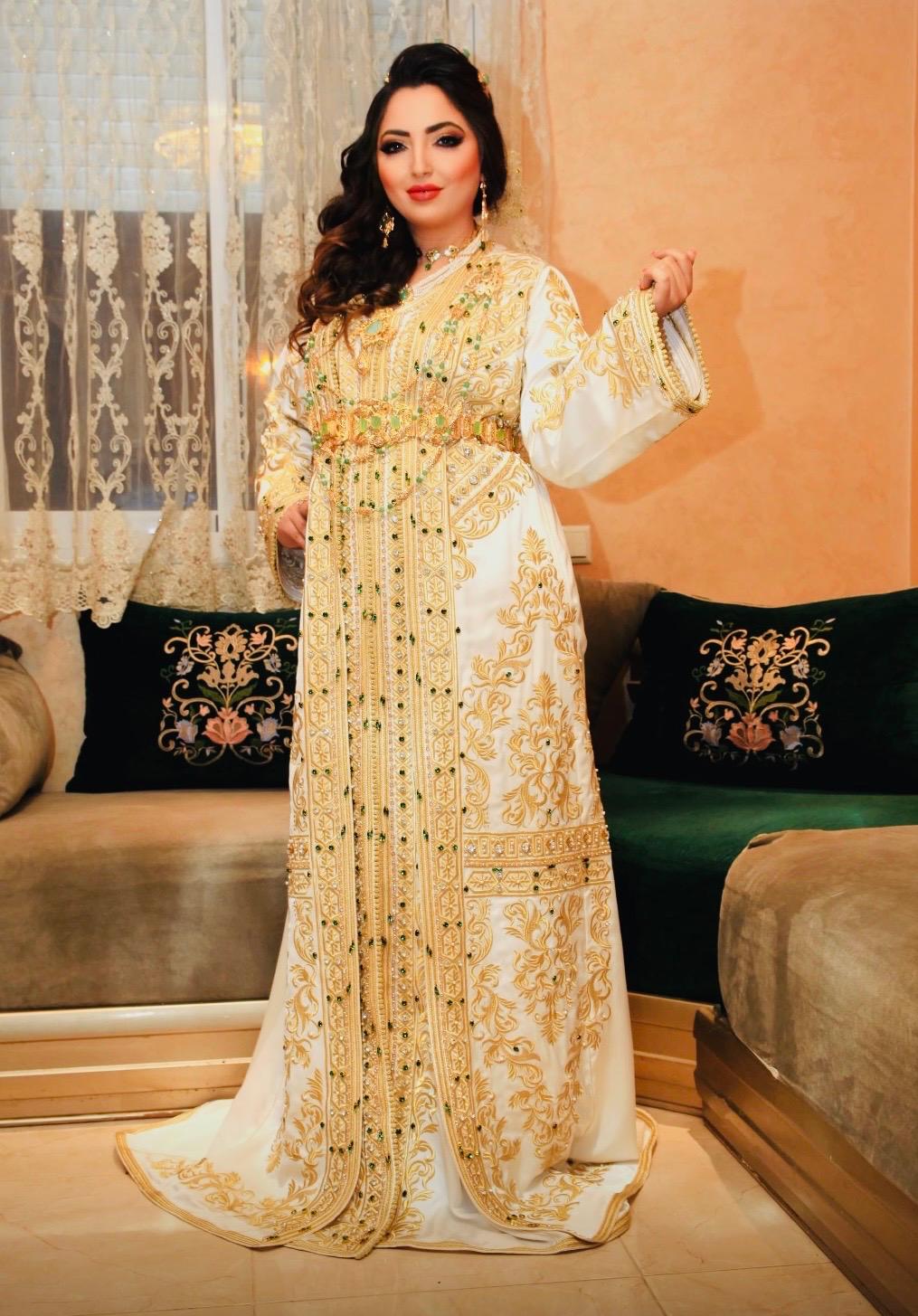 Festliches Caftan Styling mit goldener Stickerei